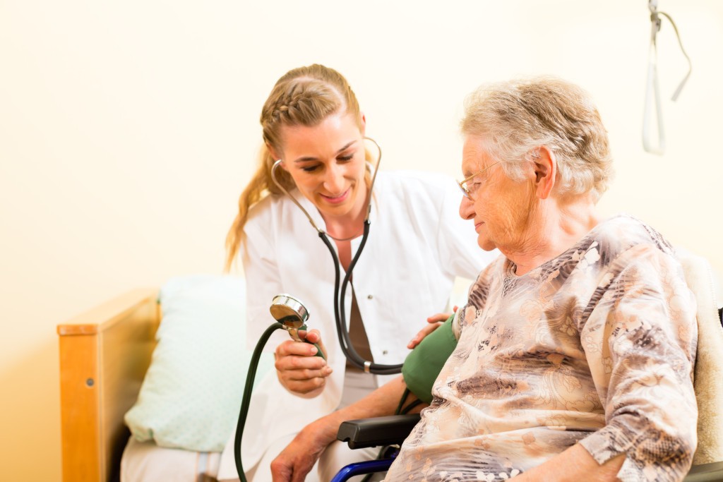 woman-doctor-with-patient