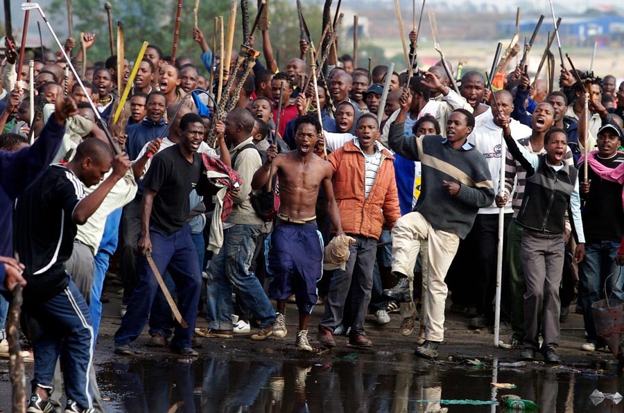8 of 17.A mob on the rampage in Ramaphosa, Johannesburg.